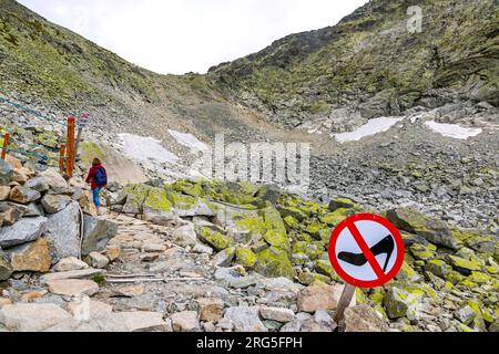 Vysoke Tatry, Slovaquie - juillet 2023 : randonnée dans les Hautes Tatras (Vysoke Tatry), Slovaquie. Aucun signe de talons vu sur la piste du mont Rysy (2503m) Banque D'Images