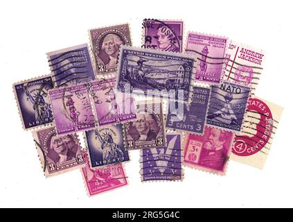 Un montage de timbres-poste vintage violets des USA sur fond blanc. Banque D'Images