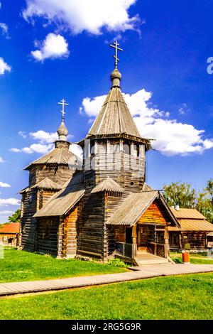 Église russe en bois à Souzdal, Russie. Temple orthodoxe dans le musée de l'architecture. Banque D'Images