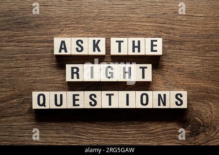 Posez les bonnes questions - concept de mot sur les blocs de construction, texte Banque D'Images