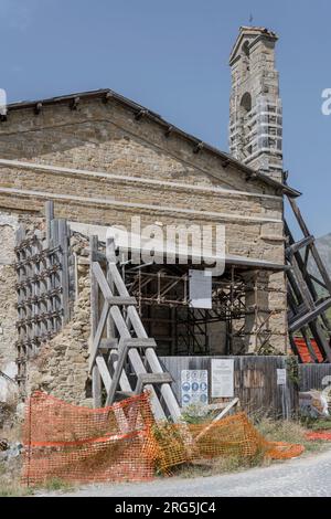 AMATRICE, 2023 juillet 13, paysage urbain avec échafaudage structurel sur buiulding dans le village historique après la destruction par tremblement de terre, tourné en été lumineux Banque D'Images