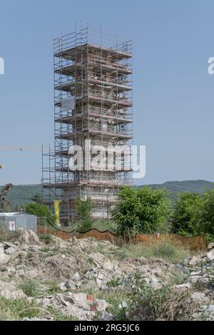 AMATRICE, 2023 juillet 13, paysage urbain avec échafaudage structurel sur le clocher dans le village historique après la destruction par tremblement de terre, tourné en été lumineux Banque D'Images