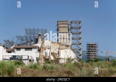 AMATRICE, 2023 juillet 13, paysage urbain avec échafaudage structurel sur les restes de vieux bâtiments dans le village historique après la destruction par tremblement de terre, abattu Banque D'Images