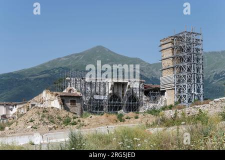 AMATRICE, 2023 juillet 13, paysage urbain avec renforts structuraux sur les restes de vieux bâtiments dans le village historique après la destruction par tremblement de terre, tir Banque D'Images