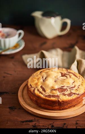 Tarte zèbre chocolat et vanille avec morceau coupé sur plaque. Gâteau au chocolat en marbre fait maison Banque D'Images