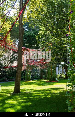 'My Neighborn's Garden' créé par Sheila Pepe est une exposition au Madison Square Park, New York City, 2023, États-Unis Banque D'Images