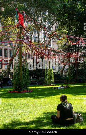 'My Neighborn's Garden' créé par Sheila Pepe est une exposition au Madison Square Park, New York City, 2023, États-Unis Banque D'Images