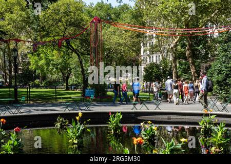 'My Neighborn's Garden' créé par Sheila Pepe est une exposition au Madison Square Park, New York City, 2023, États-Unis Banque D'Images