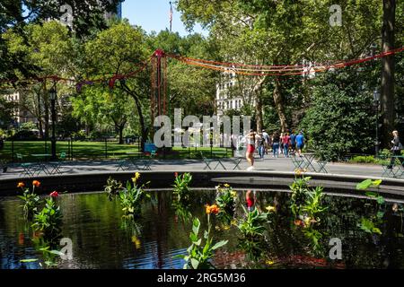 'My Neighborn's Garden' créé par Sheila Pepe est une exposition au Madison Square Park, New York City, 2023, États-Unis Banque D'Images