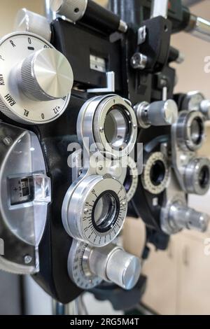 Bureau d'ophtalmologie, close-up de réfraction phoropter machine, USA Banque D'Images