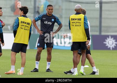 Natan Bernardo de Souza, défenseur brésilien de SSC Napoli, regarde pendant la séance de l'après-midi du camp d'entraînement de pré-saison 2023-24 de SSC Napoli. Banque D'Images