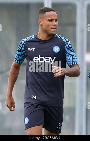 Natan Bernardo de Souza, défenseur brésilien de SSC Napoli, regarde pendant la séance de l'après-midi du camp d'entraînement de pré-saison 2023-24 de SSC Napoli. Banque D'Images