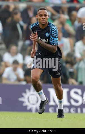 Natan Bernardo de Souza, défenseur brésilien de SSC Napoli, regarde pendant la séance de l'après-midi du camp d'entraînement de pré-saison 2023-24 de SSC Napoli. Banque D'Images