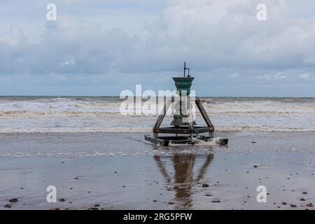 Happisburgh Time and Tide Bell Une cloche géante qui sonne quand la marée entre et sort a été installée sur une plage de Norfolk Banque D'Images