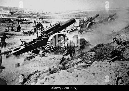 FRONT OCCIDENTAL, FRANCE - Circa 1916 - les équipes de canons de l'artillerie royale de l'armée britannique tirent sur les positions allemandes pendant la guerre de tranchées du front occidental du Banque D'Images