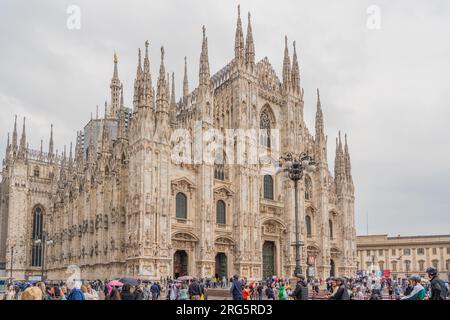 Milan, Italie - mai 21. 2023 : façade de la cathédrale de Milan, extérieur avec de nombreuses statues de marbre, reliefs. Banque D'Images