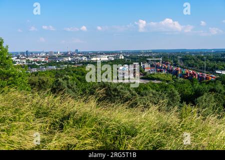 Vue du centre-ville de Dortmund depuis le tas de scories Deusenberg, , NRW, Allemagne, Banque D'Images