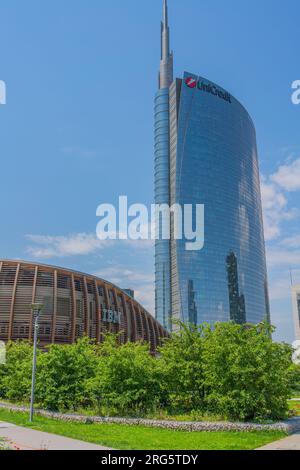 Milan, Italie - 21 mai 2023 : gratte-ciel et jardin dans le quartier de Porta Nuova, Milan, Lombardie, Banque D'Images