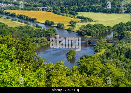 Die Ruhr BEI Hagen, Eisenbahnbrücke, Mündung des Fluss Lippe in die Ruhr, Grüne Ruhrlandschaft, hinten die Brücke der Autobahn A1 über die Ruhr, NRW, Banque D'Images