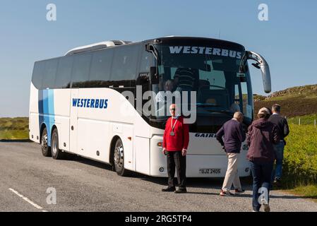 Île de Skye, Écosse, Royaume-Uni. 5 juin 2023 Guide touristique vérifiant le retour de ses passagers dans le bus touristique après un arrêt photo sur l'île de Skye en Écosse Banque D'Images