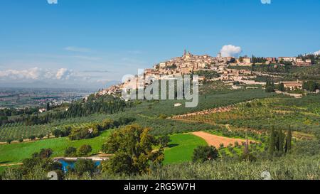 Vue panoramique de Trevi, village pittoresque au sommet de la colline dans la région de l'Ombrie. Province of Perugia, Italie, Europe. Banque D'Images