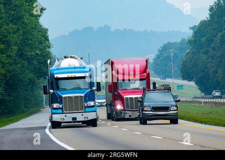 Plan horizontal de la brumeuse circulation inter-États matinale dans l'est du Tennessee. Banque D'Images