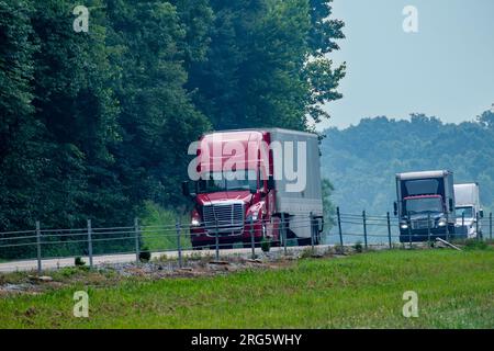 Plan horizontal de camions sur une autoroute du Tennessee. Banque D'Images