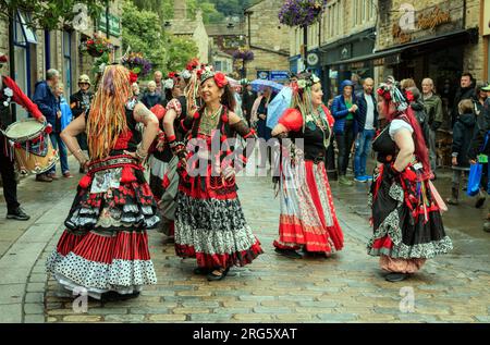 Danseurs au Hebden Bridge Steampunk Weekend 2023. Banque D'Images