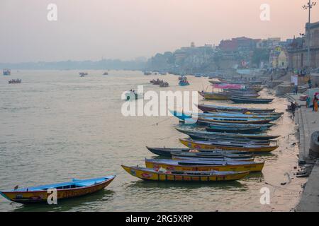 Bateaux sur le fleuve Gange à Banaras Ghat, lever du soleil, Varanasi, Uttar Pradesh, Inde Banque D'Images