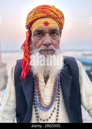 Portrait en demi-longueur d'un Sadhu, Varanasi, Uttar Pradesh, Inde Banque D'Images