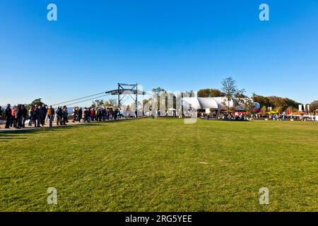 KOBLENZ, ALLEMAGNE - octobre 15 : des personnes non identifiées font la queue pour le spectacle floral BUGA le 15 octobre 2011 à Koblenz, Allemagne. Le spectacle de fleurs BUGA 2011 est o Banque D'Images