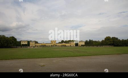 Kassel, Hesse, Allemagne - 30 juin 2023 : vue panoramique de l'Orangerie de Kassel construite entre 1703 et 1711. Banque D'Images