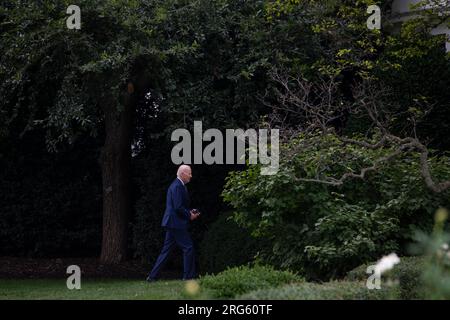 Le président américain Joe Biden arrive de Wilmington, Delaware sur Marine One sur la pelouse sud de la Maison Blanche à Washington, DC, le lundi 7 août 2023. Crédit : Rod Lamkey/CNP Banque D'Images