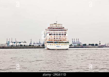 HAMBOURG, ALLEMAGNE - 25 AOÛT : le célèbre paquebot de croisière AIDA quitte le port de 25 août 2011 à Hambourg, en Allemagne. AIDA Cruise Lines propose plus de Banque D'Images