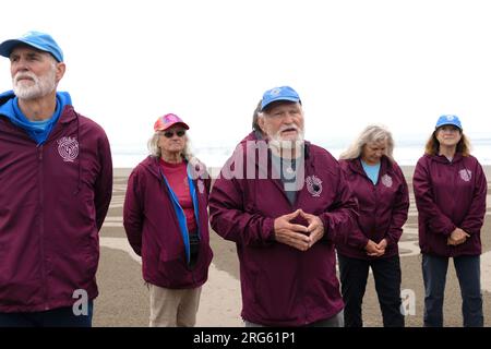 Denny Dyke, artiste de labyrinthe de sable, et son équipe s'adressant à la foule au début d'un cercle dans le Sand labyrinthe Walk à Bandon, Oregon. Banque D'Images