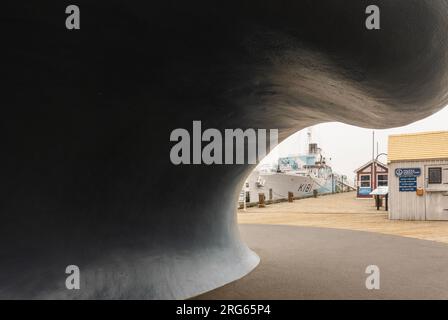 Scène de navire du NCSM Sackville sous la sculpture de la vague sur le quai à Halifax, en Nouvelle-Écosse Banque D'Images