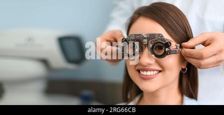 Jeune femme subissant un test oculaire en clinique Banque D'Images