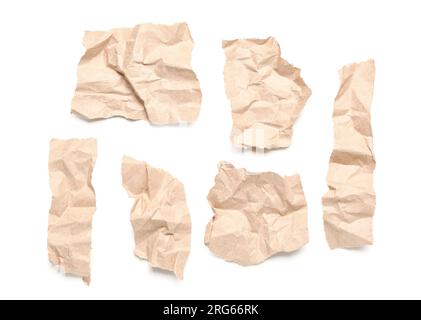 Morceaux déchirés de vieilles feuilles de papier froissées isolés sur fond blanc Banque D'Images