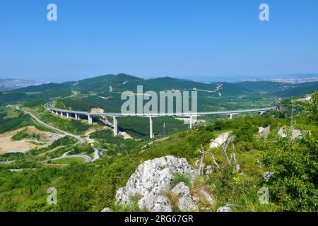 Vue du viaduc de Crni Kal à Primorska, Slovénie Banque D'Images
