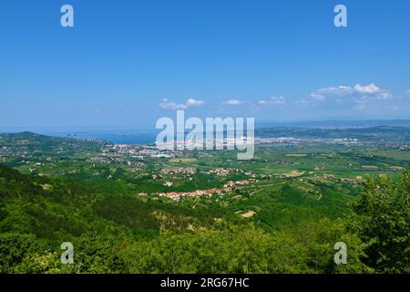 Vue sur la ville de Koper en Istrie et Primorska, Slovénie avec le port de Koper et la mer Adriatique en été Banque D'Images