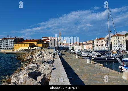 Piran, Slovénie - Mai 10 2022 : vue de la ville de Piran depuis une jetée, sur la côte Adriatique en Istrie slovène Banque D'Images