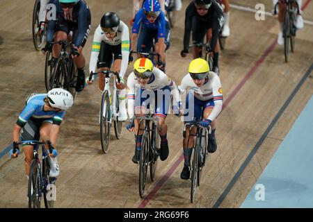 Elinor Barker (à gauche) et Neah Evans de Grande-Bretagne dans l'élite féminine de Madison lors de la cinquième journée des Championnats du monde de cyclisme UCI 2023 au Sir Chris Hoy Velodrome, Glasgow. Date de la photo : lundi 7 août 2023. Banque D'Images