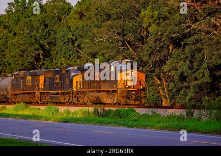 CSX 3109 est illuminé par le soleil couchant, le 4 août 2023, à Grand Bay, Alabama. CSX Transportation a été fondée en 1980. Banque D'Images