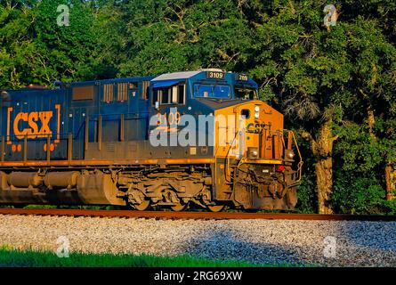 CSX 3109 est illuminé par le soleil couchant, le 4 août 2023, à Grand Bay, Alabama. CSX Transportation a été fondée en 1980. Banque D'Images