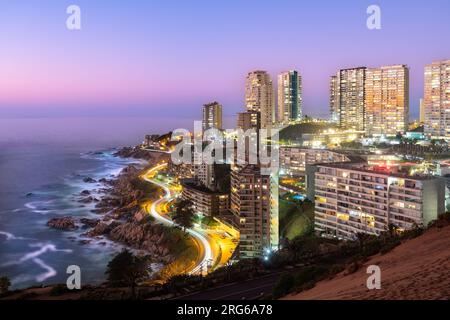 Vue sur les bâtiments de Concon depuis les dunes de sable, région de Valparaiso, Chili Banque D'Images