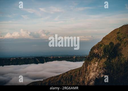 Vue du paysage des nuages du matin et de la brume à la montagne Batur. Lever du soleil trekking mont volcan Batur Banque D'Images