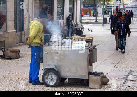 Lisbonne, vendeur itinérant de châtaignes grillées, Portugal, Europe Banque D'Images