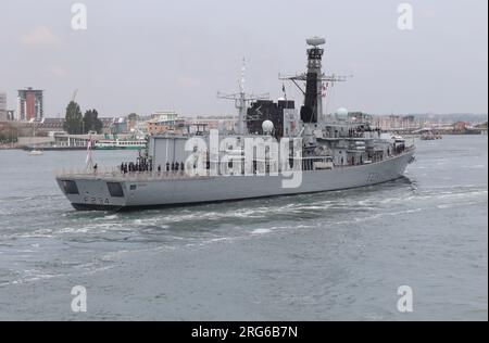 L'équipage du HMS IRON DUKE tapisse le pont dans la «procédure Alpha» alors que la frégate retourne à son port d'attache après quatre ans de rénovation Banque D'Images