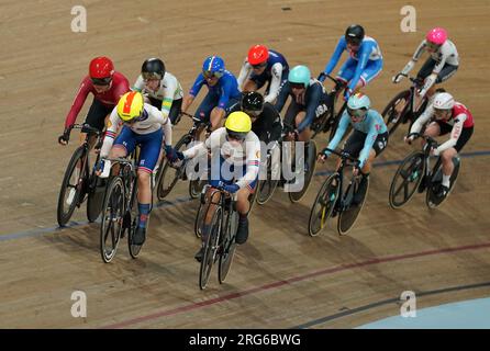 Elinor Barker (à gauche) et Neah Evans de Grande-Bretagne dans l'élite féminine de Madison lors de la cinquième journée des Championnats du monde de cyclisme UCI 2023 au Sir Chris Hoy Velodrome, Glasgow. Date de la photo : lundi 7 août 2023. Banque D'Images