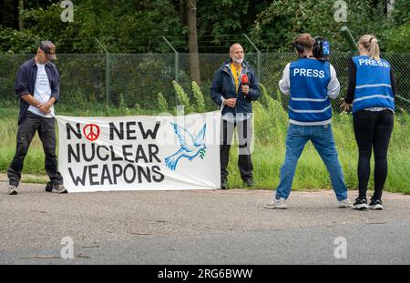 Volkel, pays-Bas, 07.08.2023, militants de la paix protestant contre les armes nucléaires sur le sol néerlandais lors d'une action de protestation contre la base aérienne militaire néerlandaise Banque D'Images